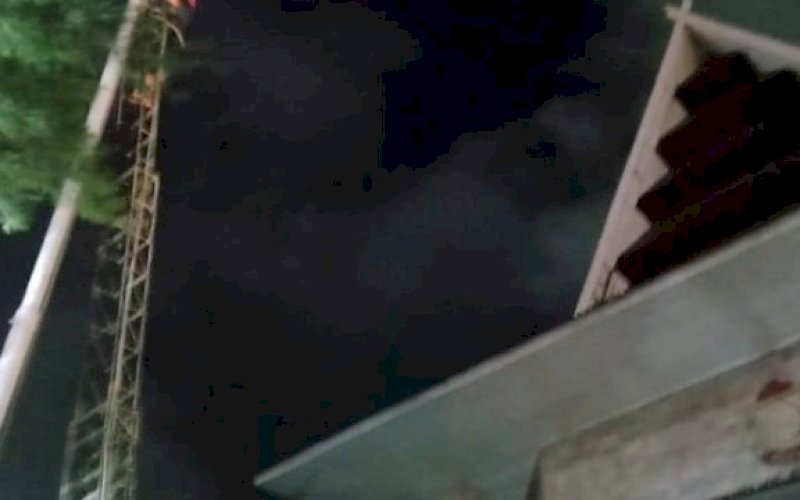 PENGGANTIAN. Petugas Damkar saat mengganti tali tiang bendera di Kantor DPRD Kota Makassar. foto: istimewa