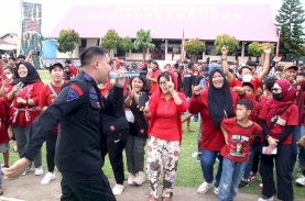 Brimob Hangatkan Euforia Juara PSM Makassar Bersama Suporter