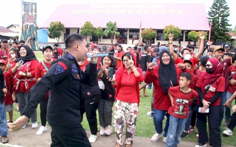 SAMBUTAN. Suasana penyambutan suporter PSM Makassar di Mako Brimob Parepare, terasa spesial dengan tampilnya Tenri Betta Perkusi dari Batalyon C Pelopor, Minggu (16/4/2023). foto: istimewa