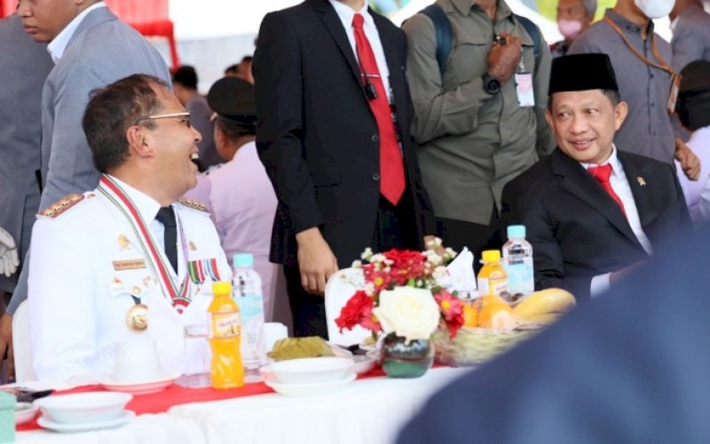 AKRAB. Suasana keakraban Menteri Dalam Negeri Tito Karnavian bersama Wali Kota Makassar Moh Ramdhan Pomanto di sela-sela puncak peringatan Hari Otonomi Daerah (Otda) XXVII 2023 di Anjungan Pantai Losari Makassar, Sabtu (29/4/2023). foto: istimewa