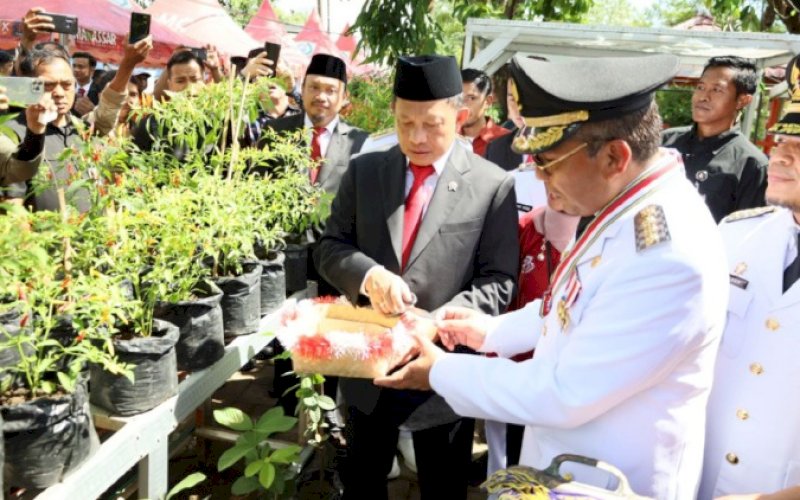 KUNJUNGAN. Menteri Dalam Negeri Tito Karnavian dan Wali Kota Makassar Moh Ramdhan Pomanto bersama kepala daerah lainnya mengunjungi Lorong Wisata Sidney, Kecamatan Tallo, Kota Makassar, Sabtu (29/4/2023). foto: istimewa