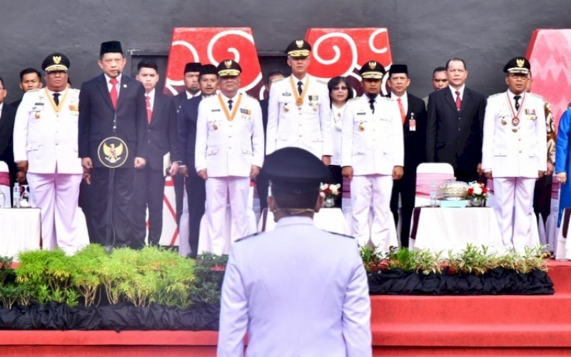 UPACARA. Suasana upacara peringatan Hari Otonomi Daerah XXVII yang dipimpin Menteri Dalam Negeri, Tito Karnavian, di Anjungan Pantai Losari Makassar, Sabtu (29/4/2023). foto: istimewa