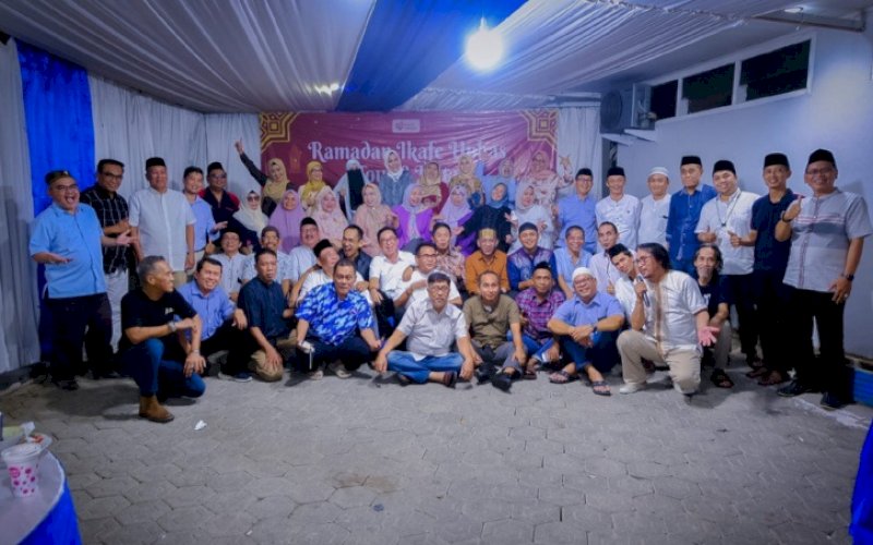 TUR RAMADAN. Tur Ramadan IKAFE Unhas menggelar buka puasa bersama dan tarawih berjemaah di kediaman Ni&rsquo;matullah, senior IKAFE Unhas yang saat ini menjabat sebagai Wakil Ketua DPRD Provinsi Sulsel, Kamis (6/4/2023). foto: istimewa