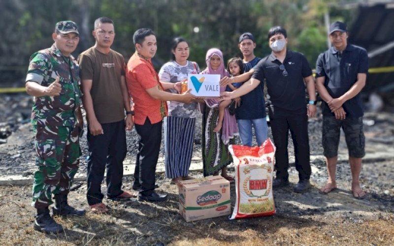 VALE PEDULI. PT Vale Indonesia Tbk (PT Vale) menyerahkan bantuan kepada empat kepala keluarga yang menjadi korban kebakaran di Desa Puubunga, Kecamatan Baula, Kabupaten Kolaka, Sulawesi Tenggara, Kamis (27/4/2024). foto: istimewa