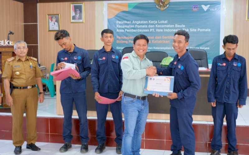PELATIHAN. PT Vale Indonesia Tbk (PT Vale) turut andil dalam meningkatkan kompetensi tenaga kerja lokal di Blok Pomalaa, Kolaka, Sultra dengan menggelar pelatihan angkatan kerja lokal di Kecamatan Pomala dan Kecamatan Baula, yang ditutup, Selasa (14/3/2023). foto: istimewa