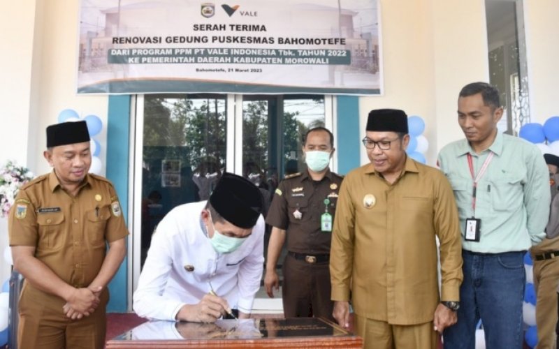 SERAH TERIMA. PT Vale Indonesia Tbk (PT Vale) melaksanakan kegiatan Serah Terima Renovasi Hibah Pelayanan Kesehatan Masyarakat (PKM) Bahomotefe kepada Pemkab Morowali yang ditandai dengan penandatanganan Serah Terima Berita Acara dan Prasasti di Bahomotefe, Bungku Timur, Morowali, Sulteng, Selasa (21/3/2023). foto: istimewa