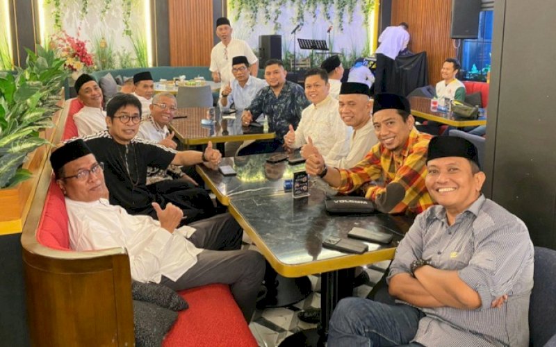 BUKA PUASA. Ketua Umum KONI Sulsel, Yasir Machmud, bersama jajaran pengurus KONI Sulsel pada buka puasa bersama di Kafe & Resto The Icon Yasika yang terletak di kawasan Center Point of Indonesia (CPI) Makassar Cluster Sunset Quay, Jumat (14/4/2023). foto: istimewa