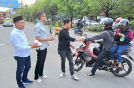 Yayasan Anak Rakyat Binaan Rudianto Lallo Bagi Takjil di Boulevard