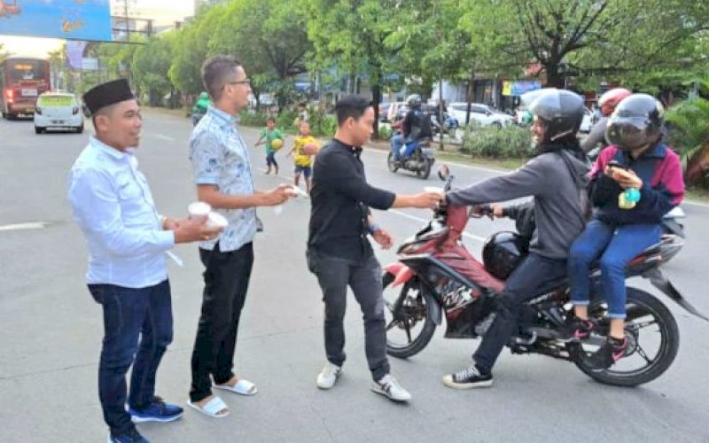 BERBAGI. Pengurus Yayasan Anak Rakyat bagi takjil, Jl Boulevard, Kota Makassar, Rabu (29/3/2023). foto: istimewa
