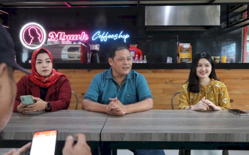 BERI KETERANGAN. Ketua Relawan Temannya Ganjar Sulsel, Afis Ibrahim, memberikan keterangan di Mbuk Coffee Shop Makassar, Kamis (25/5/2023). foto: istimewa