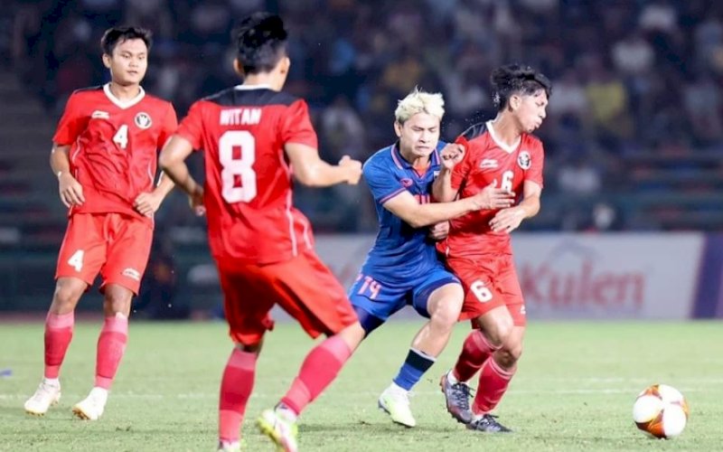 JUARA. Pemain Indonesia asal Makassar, Ananda Raehan (kanan), berduel dengan pemain Thailand pada partai final cabang olahraga sepak bola SEA Games 2023 Kamboja yang dimenangkan Indonesia dengan skor 5-2 di partai final di Olympic Stadium, Phnom Penh, Kamboja, Selasa (16/5/2023) malam. foto: istimewa