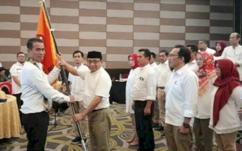 PELANTIKAN. Ketua Umum IKA Unhas Andi Arman Sulaiman melantik Ketua IKA Unhas Wilayah Kaltim Isradi Zainal bersama jajaran pengurusnya di Swissbell Balikpapan, Kaltim, Sabtu (20/5/2023). foto: istimewa
