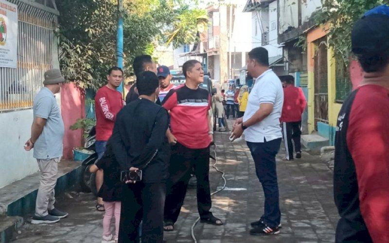 KERJA BAKTI. Kepala Balitbangda Kota Makassar, Andi Bukti Djufrie, bersama seluruh pegawai dan staf melakukan kerja bakti di Jl Deppasawi Dalam, RT011/RW003, Sabtu (27/5/2023). foto: istimewa