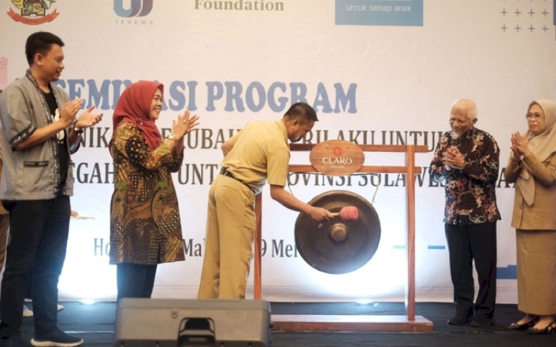 PEMBUKAAN. Pj Sekda Provinsi Sulsel, Andi Darmawan Bintang, membuka pelaksanaan Diseminasi Program Komunikasi Perubahan Perilaku untuk Pencegahan Stunting di Sulsel di Hotel Claro Makassar, Selasa (9/5/2023). foto: istimewa