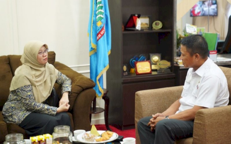 PERTEMUAN. Pj Sekda Provinsi Sulsel, Andi Darmawan Bintang, menerima kunjungan silaturahmi pejabat baru Deputi Direksi BPJS Kesehatan Wilayah IX Sulsel, Sulbar, Sultra, Maluku dan Asisten Deputi Kepesertaan dan Mutu Layanan di Ruang Kerja Sekda Sulsel, Rabu (24/5/2023). foto: istimewa