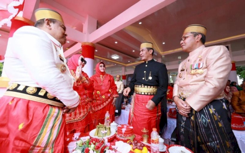 AKRAB. Bupati Bone Andi Fahsar M Padjalangi (ki-ka), Ketua Umum IKA Unhas Andi Amran Sulaiman, dan Wali Kota Makassar Moh Ramdhan Pomanto akrab di acara Mattompang Arajang atau Pembersihan Benda Pusaka sebagai Rangkaian Peringatan Hari Jadi Kabupaten Bone ke-693 di Lapangan Merdeka Watampone, Kabupaten Bone, Sabtu (6/5/2023). foto: istimewa