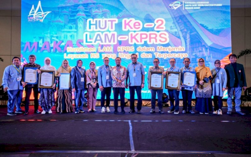 AKREDITASI. Andi Sudirman Sulaiman, Gubernur Sulsel, menerima sertifikat akreditasi dari LAM-KPRS untuk tiga rumah sakit milik Pemprov Sulsel pada HUT LAM-KPRS Ke-2 di Hotel Claro, Makassar, Sabtu (27/5/2023). foto: istimewa