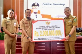 Gubernur Sulsel Serahkan Bantuan Keuangan Rp2 Miliar untuk Tanggap Darurat Banjir di Luwu