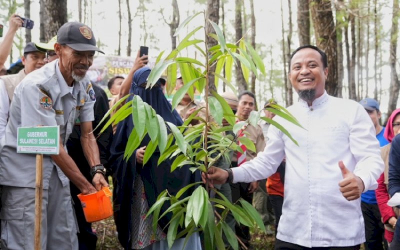PENCANANGAN. Gubernur Sulsel, Andi Sudirman Sulaiman, mencanangkam Gerakan Siswa Andalan Menanam 1 Juta Pohon di Sulsel 2023 di Kawasan Hutan Bulu Tanah, Kabupaten Bone, Jumat (5/5/2023). foto: istimewa