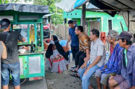 Gubernur Sulsel Singgah Makan Bakso Pinggir Jalan