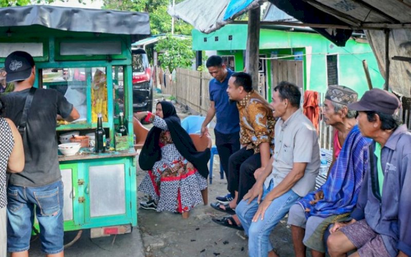 MAKAN BAKSO. Gubernur Sulsel, Andi Sudirman Sulaiman, bersama warga makan bakso pinggir jalan di Dusun Turikale, Desa Laikang, Kamis (25/5/2023). foto: istimewa
