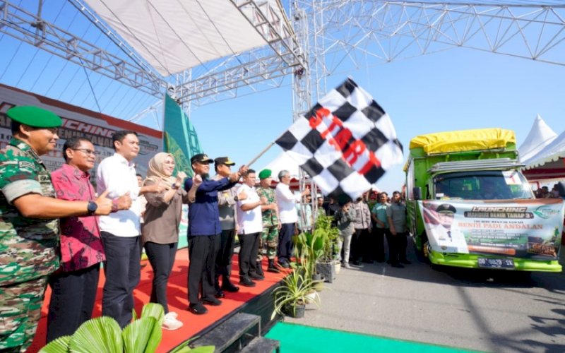 PELEPASAN. Gubernur Sulsel, Andi Sudirman Sulaiman, melepas secara langsung 70 truk dalam launching Mandiri Benih Tahap III 2023 di Kawasan Center Point of Indonesia (CPI) Makassar, Jumat (19/5/2023). foto: istimewa