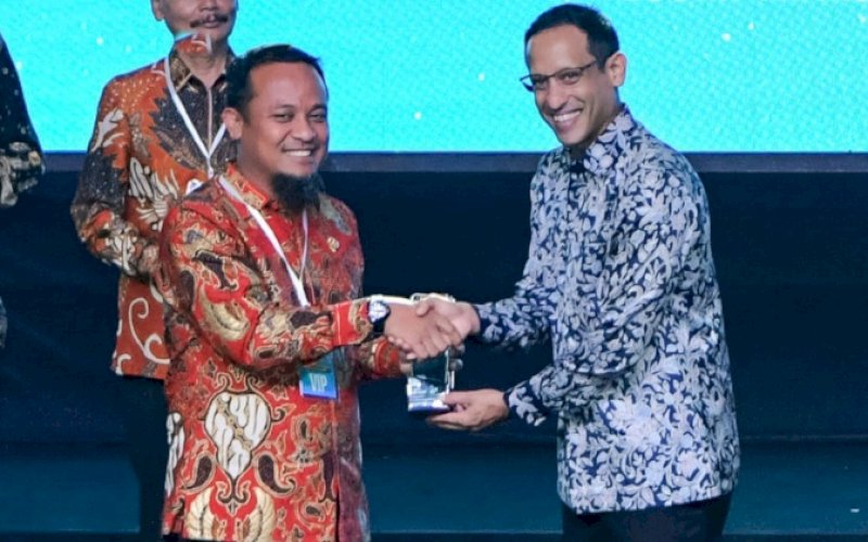 PENGHARGAAN. Gubernur Sulsel Andi Sudirman Sulaiman menerima secara langsung Penghargaan Pemerintah Daerah Transformatif Tingkat Provinsi Subkategori Transformasi SDM Pendidikan dari Kemendikbudristek yang diserahkan Mendikbudristek Nadiem Makarim di Gedung Trimurti, Prambanan Yogyakarta, Senin (29/5/2023). foto: istimewa