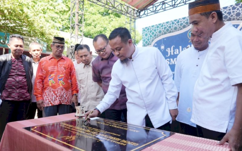 PERESMIAN. Gubernur Sulsel Andi Sudirman Sulaiman didampingi Ketua Umum IKA SMAN 6 Makassar Rudianto Lallo meresmikan Gedung Sekretariat IKA SMAN 6 Makassar di Jl Ir Sutami, Makassar, Sabtu (13/5/2023). foto: istimewa