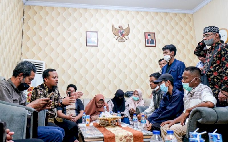 PERTEMUAN. Gubernur Sulsel, Andi Sudirman Sulaiman, menyambut kunjungan para Warga Negara Indonesia (WNI) asal Sulsel yang telah dievakuasi dari negara Sudan di Rumah Jabatan Gubernur Sulsel, Minggu (30/4/2023). foto: istimewa