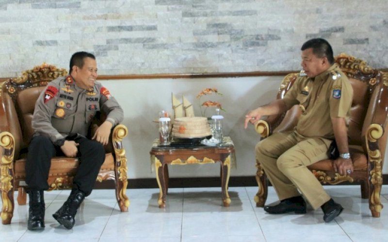 PERTEMUAN. Kapolda Sulsel Irjen Setyo Boedi Moempoeni Harso melakukan pertemuan dengan Bupati Bulukumba Andi Muchtar Ali Yusuf, saat melakukan kunjungan kerja ke Kabupaten Bulukumba, Selasa (23/5/2023). foto: istimewa