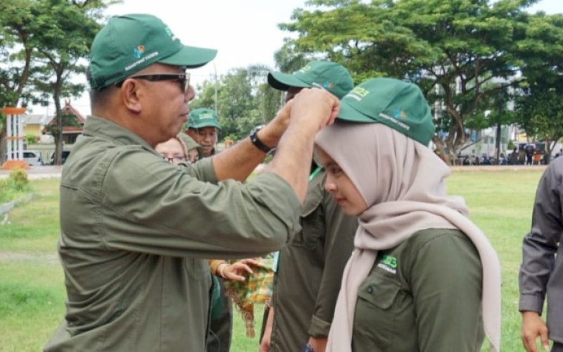 PELEPASAN. Bupati Bulukumba, Andi Muchtar Ali Yusuf, secara simbolis melepas petugas sensus pada Apel Siaga dan Pelepasan Petugas Sensus di Lapangan Pemuda, Bulukumba, Senin (29/5/2023). foto: istimewa