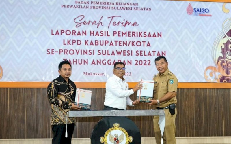 PENYERAHAN. Kepala Perwakilan BPK Provinsi Sulsel Amin Adab Bangun menyerahkan LHP BPK atas LKPD Tahun Anggaran 2022 kepada Bupati Bulukumba Andi Muchtar Ali Yusuf di Aula Kantor Perwakilan BPK Sulsel di Makassar, Senin (22/5/2023). foto: istimewa