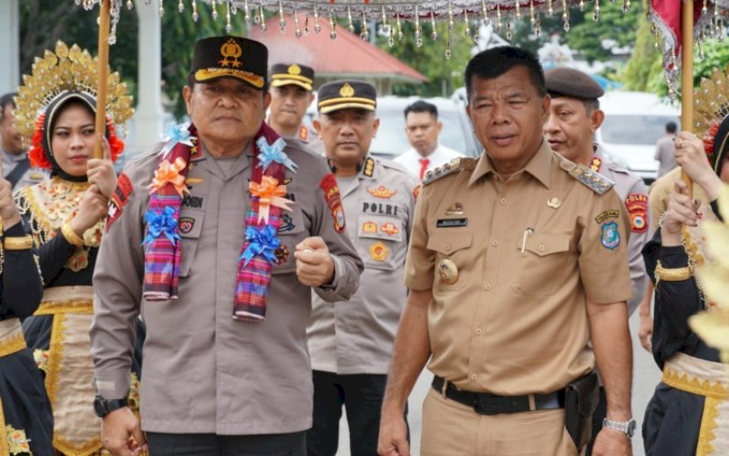 SAMBUTAN. Bupati Bulukumba Andi Muchtar Ali Yusuf menyambut Kapolda Sulsel Irjen Setyo Boedi Moempoeni Harso saat melakukan kunjungan kerja ke Kabupaten Bulukumba, Selasa (23/5/2023). foto: istimewa