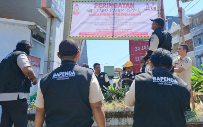 PENINDAKAN. Petugas Bapenda Kota Makassar melakukan penindakan kepada wajib pajak yang menunggak pembayaran PBB terhadap badan usaha, Selasa (30/5/2023). foto: istimewa