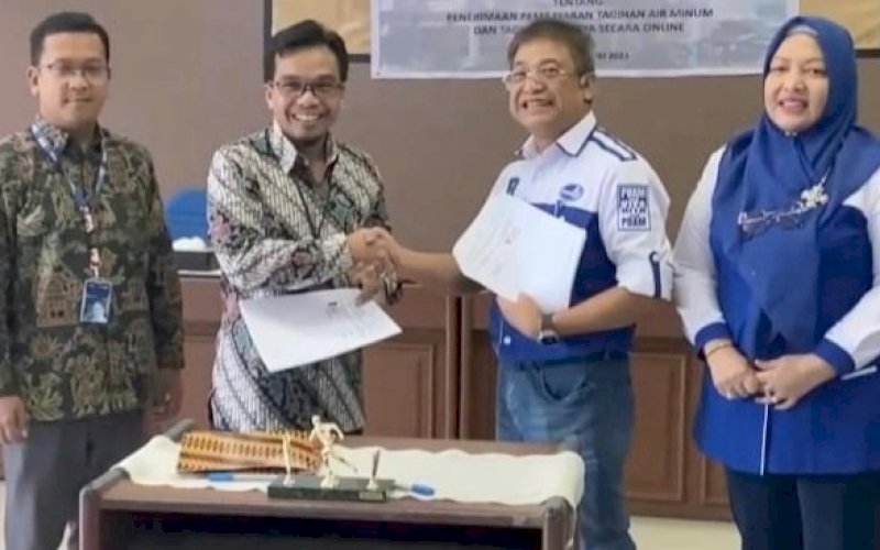 KERJA SAMA. Perumda Air Minum Kota Makassar melakukan penandatanganan perjanjian kerja sama dengan PT Bank Tabungan Negara (Persero) Tbk Kantor Cabang Syariah Makassar, Selasa (23/5/2023). foto: istimewa