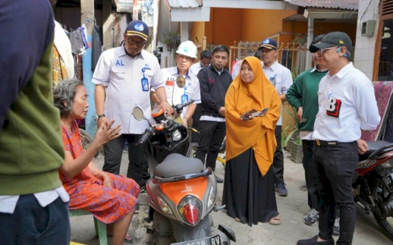 SAPA PELANGGAN. Direktur Utama Perumda Air Minum Kota Makassar, Beni Iskandar, menyapa pelanggan, Rabu (24/5/2023). foto: istimewa