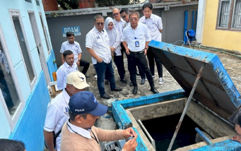 KUNJUNGAN. Direksi Perumda Air Minum Kota Makassar yang terdiri dari Direktur Utama Beni Iskandar, Direktur Teknik Asdar Ali, dan Direktur IPAL Ayman Adnan berkunjung ke Asrama Haji Sudiang, Makassar, guna memastikan kesiapan layanan air bersih bagi calon jemaah haji, Rabu (17/5/2023). foto: istimewa