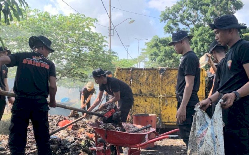 MEMBERSIHKAN. Puluhan personel Batalyon C Pelopor Satbrimob Polda Sulsel melakukan aksi bersih-bersih di Pasar Sentral Palakka yang terletak di Kelurahan Bulu Tempe, Kecamatan Tanete Riattang Barat, Kabupaten Bone, Rabu (24/5/2023). foto: istimewa