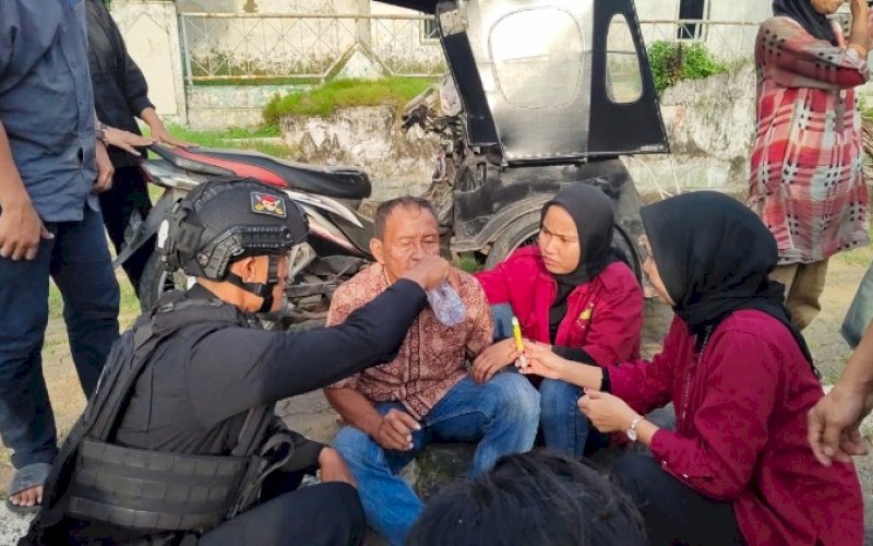BANTUAN. Tim patroli Kamandahan Batalyon C Pelopor Satbrimob Polda Sulsel membantu korban kecelakaan lalu lintas di Jl Ahmad Yani, Sengkang, Wajo, Senin (22/5/2023). foto: istimewa