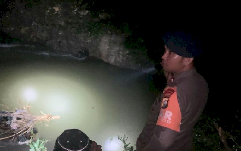 PENCARIAN. Tim SAR Brimob Bone melakukan pencarian seorang warga Dusun Kampubbu, Desa Awo, Kecamatan Cina, Kabupaten Bone, Daiyang (60), dilaporkan hilang di Sungai Jompie, Jumat (19/5/2023). foto: istimewa