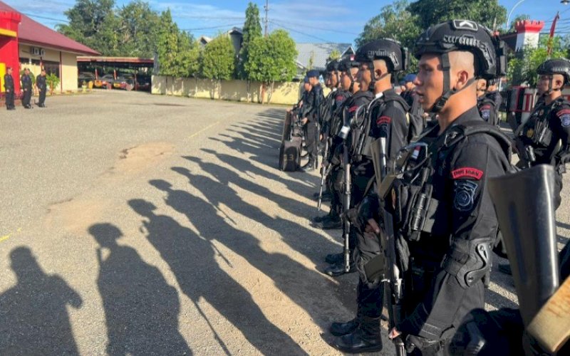 SIAGA. Batalyon C Pelopor menggelar siaga satu dalam rangka pengamanan May Day atau Hari Buruh Sedunia di Markas Komando (Mako) Batalyon C Pelopor, Kabupaten Bone, Senin (1/5/2023). foto: istimewa