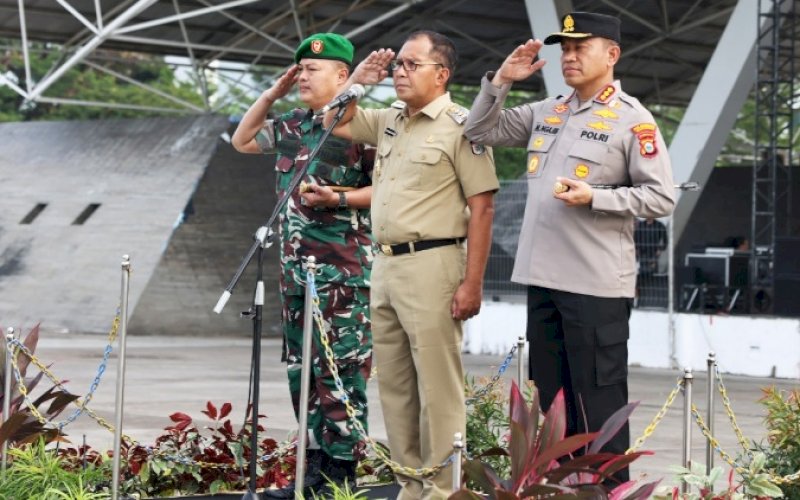 APEL. Wali Kota Makassar, Moh Ramdhan Pomanto (tengah), memimpin pelaksanaan Apel Tiga Pilar, TNI-Polri dan Pemkot Makassar di Karebosi Makassar, Selasa (16/5/2023). foto: istimewa