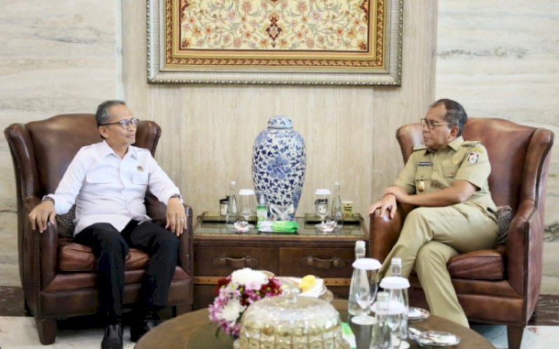 PERTEMUAN. Wali Kota Makassar Moh Ramdhan Pomanto melakukan pertemuan dengan Kepala Stasiun LPP RRI Makassar Jaya Maulana Rukmantara di Jl Amirullah, Makassar, Senin (29/5/2023). foto: istimewa