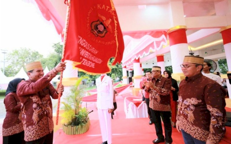 PELANTIKAN. Ketua IKA Unhas Wilayah Sulsel Moh Ramdhan Pomanto bersama Ketua IKA Fisipol Unhas Andi Fahsar Mahdin Padjalangi kompak melantik pengurus IKA Unhas Kabupaten Bone, Minggu (7/5/2023). foto: istimewa