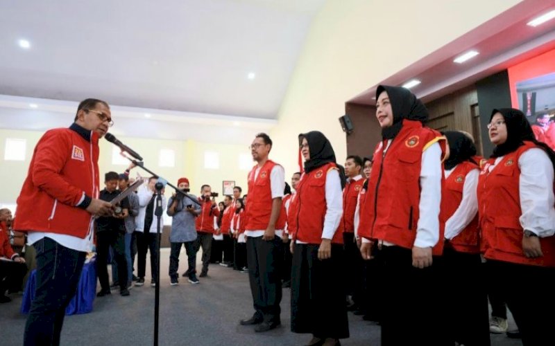 PELANTIKAN. Ketua Wilayah IKA Unhas Sulsel, Moh Ramdhan Pomanto, melantik IKA Unhas Kabupaten Wajo periode 2022-2026 di Aula Kantor Bupati Wajo, Sabtu (6/5/2023). foto: istimewa