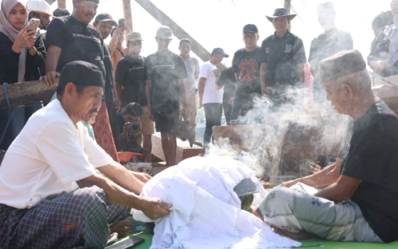 PEMBUATAN KAPAL. Wali Kota Makassar, Moh Ramdhan Pomanto, memantau progres pembuatan Kapal Pinisi dan menyaksikan prosesi pemotongan lunas kapal di Kawasan CPI Makassar, Kamis (18/5/2023). foto: istimewa
