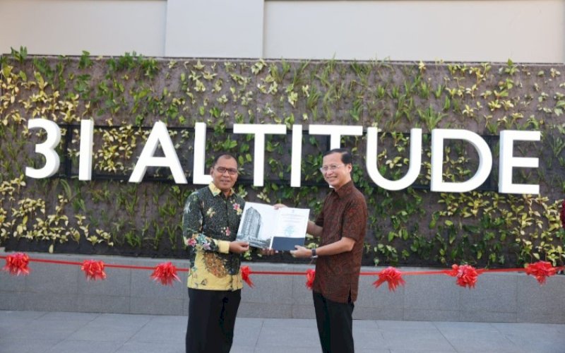 PENYERAHAN. Wali Kota Makassar, Moh Ramdhan Pomanto, menyerahkan sertifikat layak fungsi kepada pihak Sudirman Suite 31 sekaligus melakukan pengguntingan pita sebagai tanda peresmian Rooftop 31 Altitude Sudirman Suites, Jumat (12/5/2023). foto: istimewa