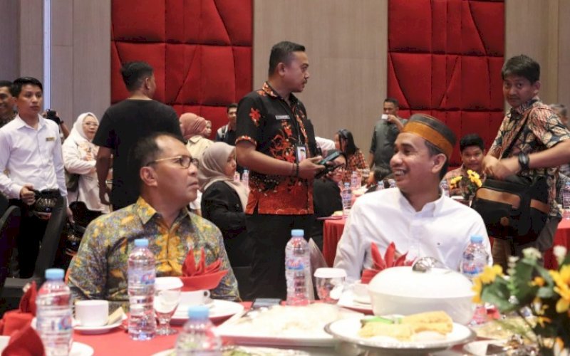 HARI BURUH. Wali Kota Makassar Moh Ramdhan Pomanto bersama Ketua DPRD Kota Makassar Rudianto Lallo menghadiri peringatan Hari Buruh Internasional di Hotel Gammara Makassar, Kamis (11/5/2023). foto: istimewa