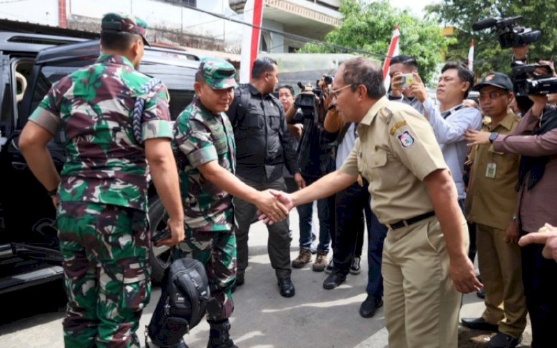 SAMBUTAN. Wali Kota Makassar Moh Ramdhan Pomanto menyambut KSAD Jenderal TNI Dudung Abdurachman saat menghadiri launching Rehabilitasi RTLH Kodam XIV/Hasanuddin di Jl Singa, Kecamatan Mamajang, Kota Makassar, Selasa (9/5/2023). foto: istimewa