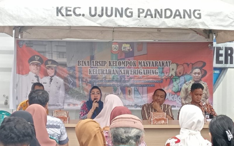 BINA ARSIP. Dinas Kearsipan Kota Makassar menggelar Bina Arsip Kelompok Masyarakat di Kelurahan Sawerigading, Kecamatan Ujung Pandang, Kota Makassar, Kamis (4/5/2023). foto: istimewa